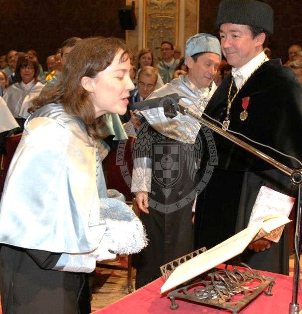 Maya Zalbidea receiving PhD title from José Carrillo (Rector UCM) in 2011